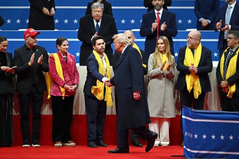 ImagesPie de foto,Trump saludó a un grupo de familiares de los israelíes secuestrados por Hamás el 7 de octubre de 2023.